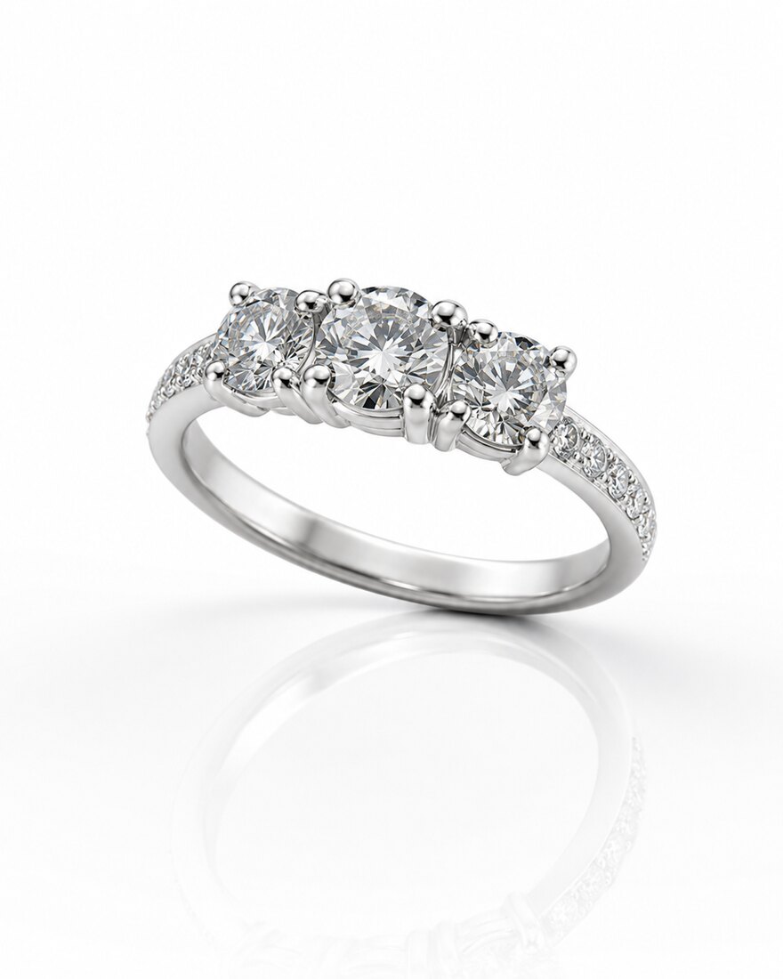 Anello con Diamante Centrale e Ovali Laterali